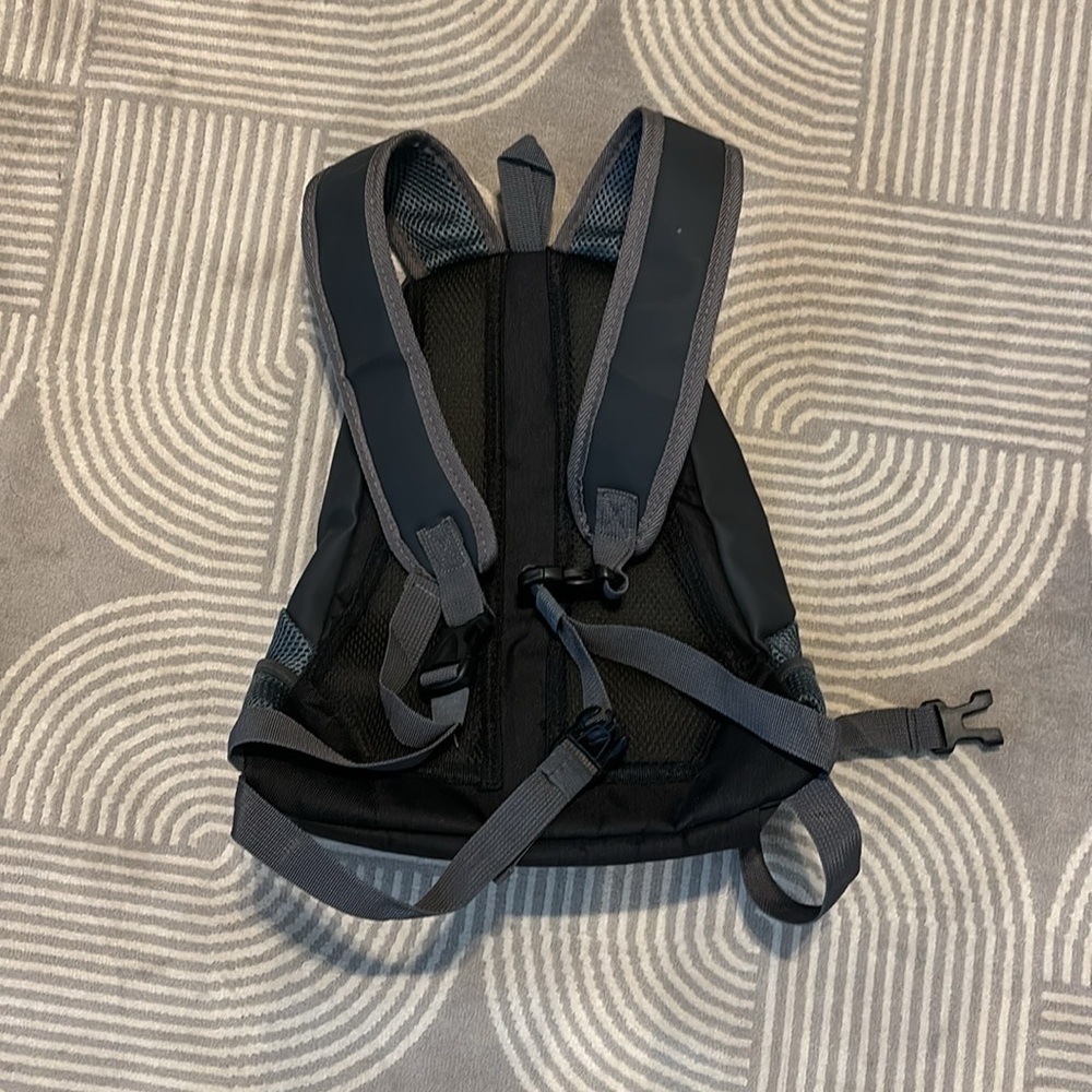 Small backpack pet carrier for small dogs or cats - Picture 2 of 4